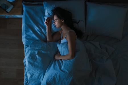 Schlafen Männer besser als Frauen? Schlafmythen im Check