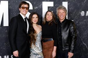 Millie Bobby Brown mit Verlobtem und Jon Bon Jovi auf rotem Teppich
