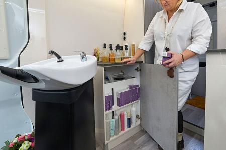 Waschbecken, Shampoos, Utensilien, Stauraum