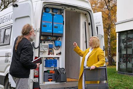 Strompaket, technische Anlage, blaue Akkus, Heck