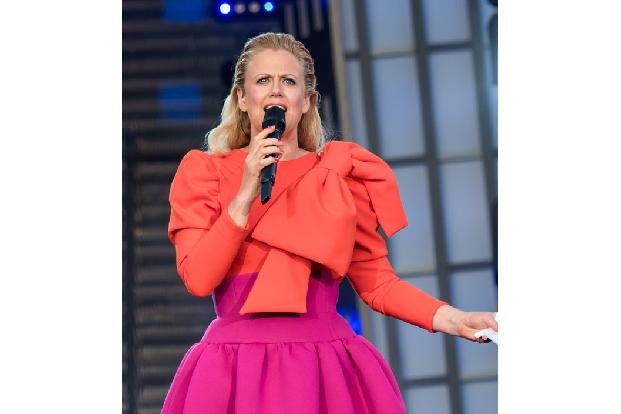 ...darunter die Bekanntgabe des deutschen ESC-Votings live von der Reeperbahn. Immer wieder überrascht sie dabei mit ausgefallenen Outfits, die so manchem Gast die Show stahlen.
