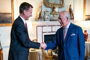 Inmitten der Krebsbehandlung: König Charles III. zurück bei der Arbeit