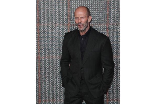 …Jason Statham gibt gern Gas und ist bei 'Fast & Furious' bestens aufgehoben. Zudem ist er versiert in diversen Kampfsportarten, darunter Kickboxen und Karate und steht daher bei Kampfszenen natürlich selbst vor der Kamera.