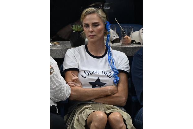 Charlize Theron bereitet sich durch intensives Training auf Kampfszenen in Actionfilmen vor. Dennoch verletzte sich die Schauspielerin mehrfach schwer, unter anderem bei den Arbeiten zu 'The Old Guard ...