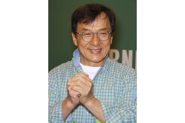 …und das ist Martial-Arts-König Jackie Chan. Es gibt kaum einen verrückten Stunt, den er nicht selbst gemacht hat, und der Star hat sich so ziemlich jeden Knochen im Körper mindestens ein Mal gebroche ...