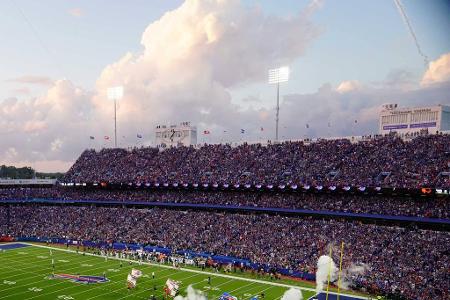 Highmark Stadium (Buffalo Bills) - Bis zu seiner Umbenennung 2016 trug die Arena der Bills den Namen des Vereinsgründers Ralph Wilson. Seither werden die Namensrechte verkauft. 71.608 Zuschauer passen hinein.