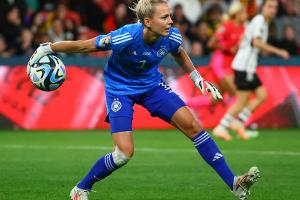 Frohms findet Equal Pay im Fußball "utopisch"