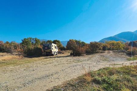 Geparkter Campingvan, Straße, Büsche, Aussicht, Berge, Sonne