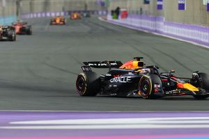 Mit Ruhe durch den Sturm: Verstappen gewinnt in Dschidda