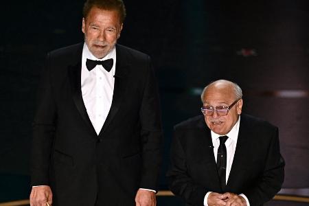 Arnold Schwarzenegger und Danny DeVito begeistern bei Oscarverleihung Arnold Schwarzenegger und Danny DeVito begeistern bei Oscarverleihung