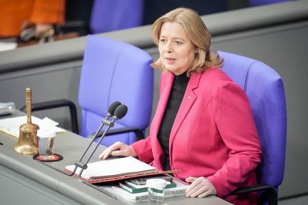 Einen neuen Posten aussuchen kann sich die bisherige Bundestagspräsidentin Bärbel Bas. Sie wird als Parteichefin und Fraktionsvorsitzende, aber auch für einen Kabinettsposten gehandelt. Bas könnte zum Beispiel Heil als Arbeitsminister ablösen. Die SPD dürfte übrigens darauf achten, nicht mehr Männer als Frauen ins Kabinett zu schicken. Das würde bei sieben Posten bedeuten: Vier Frauen und drei Männer.