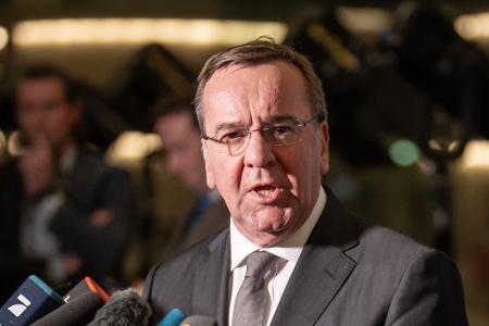 Sollte er sich dagegen entscheiden, könnte der bisherige Verteidigungsminister Boris Pistorius Stellvertreter von Friedrich Merz werden. Es gilt als sicher, dass Pistorius sein Ministerium behalten wird.