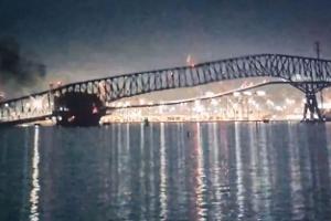 Containerschiff zerstört Autobrücke