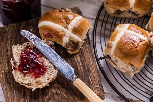 Tsoureki, Hot Cross Buns und mehr: Leckere Osterrezepte aus aller Welt