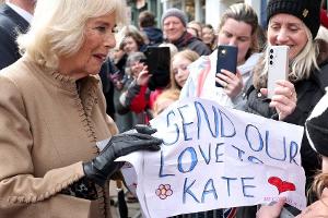 Königin Camilla nimmt Genesungswünsche für Prinzessin Kate entgegen