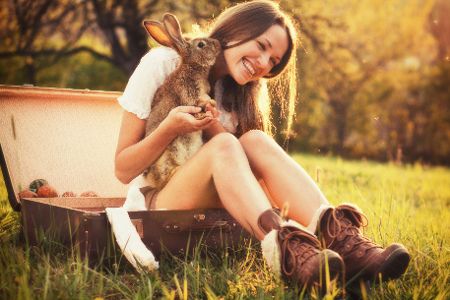 Frau mit Osterhasen im Garten