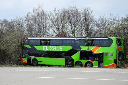 Tödlicher Busunfall bei Leipzig: Ermittlungen gegen Fahrer