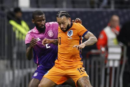 Antonio Rüdiger - Note: 4,5 - Ging lange Zeit intensiven Zweikämpfen fast komplett aus dem Weg. Gewann am Ende keines seiner drei Duelle. Vom designierten Abwehrchef muss mehr kommen - gerade in schweren Phasen wie zu Beginn der zweiten Halbzeit.