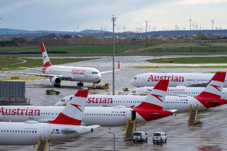 Flugzeuge der Austrian Airlines (AUA) am Flughafen Wien-Schwechat.