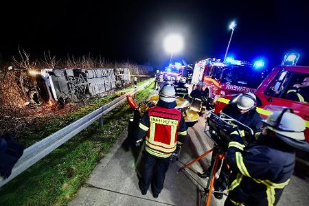 In der Nacht kam ein Reisebus auf der A44 bei Werl in Nordrhein-Westfalen von der Fahrbahn ab und kippte um.