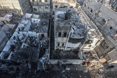 Zerstörte Gebäude nach einem israelischen Luftangriff auf das Viertel Al-Amal in Chan Junis. Trotz der Bedenken liefert Washington Israel weitere Tausende schwerer Bomben und Kampfflugzeuge.