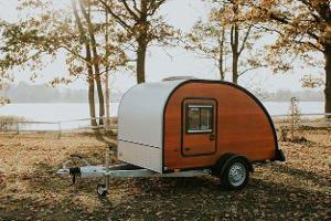 Teardrop-Wohnwagen im Holzlook