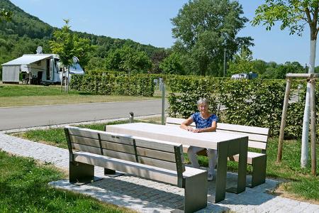 Stellplatz der Panorama-Therme Beuren - Picknickgarnitur