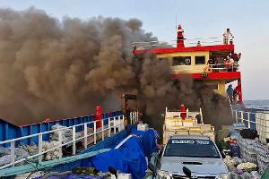 Thailand: Passagierfähre zur Urlaubsinsel Koh Tao brennt