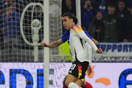 Jamal Musiala - Note: 1,5 - Strahlte stets Torgefahr aus, präsentierte sich außerdem immer anspielbereit. Krönte seine klasse Leistungen gegen Frankreich mit einem Assist. Kann selbst noch früher den eigenen Abschluss suchen.