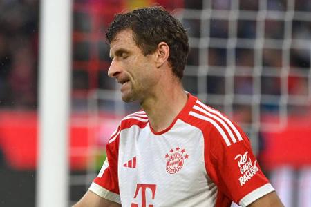Thomas Müller (bis 84.) - Note: 4,5 - Lauerte im rechten Halbraum und spielte viele Risikopässe in den Strafraum. Oft waren es die richtigen Ideen, insgesamt kamen aber nur 72 Prozent seiner Zuspiele insgesamt an. In seinem Jubiläumsspiel hintenraus etwas ratlos.