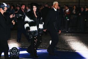 Cher und Alexander Edwards zeigen sich im schwarz-weißen Partnerlook