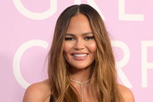 Fünf Stunden Verspätung: Chrissy Teigen schläft am Flughafen