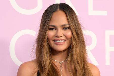 Fünf Stunden Verspätung: Chrissy Teigen schläft am Flughafen Fünf Stunden Verspätung: Chrissy Teigen schläft am Flughafen