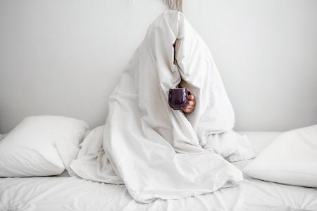 sehr schläfriger Mensch unter der Decke
