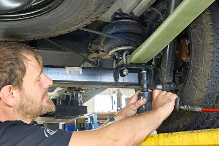 Fahrwerke f
