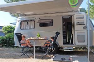 Urlaub zu viert im 6-Meter-Kultwohnwagen