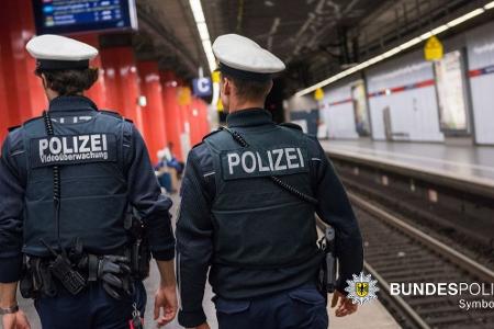 Bei körperlichen Attacken im Hauptbahnhof München wurde ein 17-Jähriger durch einen Flaschenwurf einer 34-Jährigen und ein Beamter der Bundespolizei anlässlich
einer Widerstandshandlung bei der vorläufigen Festnahme eines 33-Jährigen verletzt
