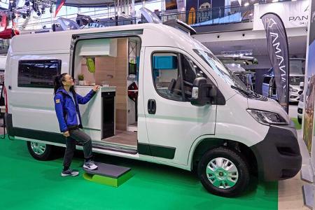 Campingbus, Seite, Schiebetür, Frau, Messe, CMT