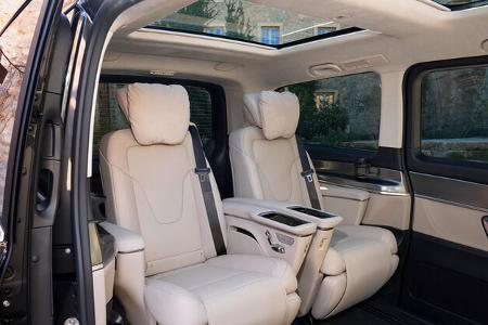 Die neue Mercedes-Benz V-Klasse – Exterieur, Ausstattung u.a. EXCLUSIVE, graphitgrau metallic, MBUX Widescreen Cockpit, Luxussitze, Leder Nappa seidenbeige, EXCLUSIVE Zierelement // The new Mercedes-Benz V-Class – Exterior, equipment among others EXCL