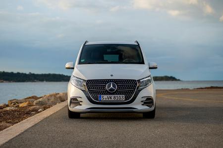 Die neue Mercedes-Benz V-Klasse – Exterieur, Ausstattung u.a. AVANTGARDE, AMG Line, bergkristallweiß metallic, MBUX Widescreen Cockpit, Komfortsitze, Leder Lugano schwarz, AMG Zierelement // The new Mercedes-Benz V-Class – Exterior, equipment among o