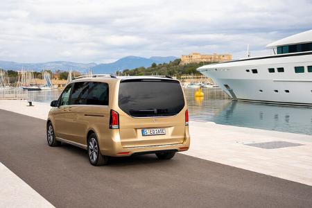 Der neue Mercedes-Benz EQV – Exterieur, Ausstattung u.a. AVANTGARDE, kalaharigold metallic, MBUX Widescreen Cockpit, Luxussitze, Leder Lugano schwarz, Zierelement Holzoptik Olive dunkelgrau // The new Mercedes-Benz EQV – Exterior, equipment among othe
