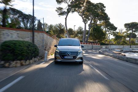 Der neue Mercedes-Benz EQV – Exterieur, Ausstattung u.a. AVANTGARDE, kalaharigold metallic, MBUX Widescreen Cockpit, Luxussitze, Leder Lugano schwarz, Zierelement Holzoptik Olive dunkelgrau // The new Mercedes-Benz EQV – Exterior, equipment among othe