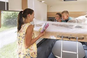 Platzsparender Schlafplatz im Wohnwagen