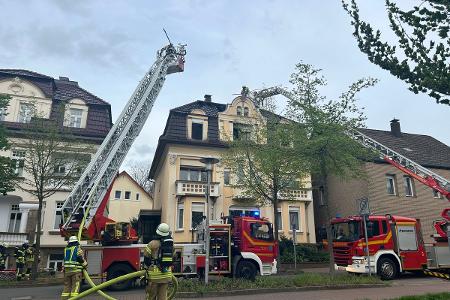 FF Bad Salzuflen: Eine Person aus Gebäude mit brennendem Dachstuhl in Bad Salzuflen gerettet ...