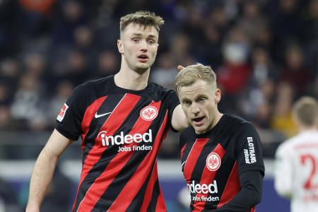 Eintracht Frankfurt trifft Entscheidung bei Leihspieler - Eintracht Frankfurt wird die Kaufoption bei Donny van de Beek wohl nicht ziehen. Das berichtet Transfer-Experte Fabrizio Romano. Demnach kehrt der Niederländer im Sommer zu Manchester United zurück, schaut sich aber dann wohl nach einer neuen Herausforderung um. Für eine feste Verpflichtung hätte die SGE wohl elf bis 14 Millionen Euro zahlen müssen.