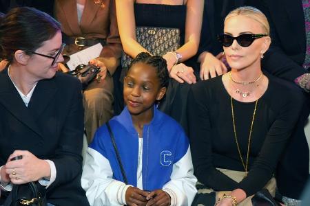 Charlize Theron: Ihre kleine Tochter begleitet sie zur Dior-Modenschau Charlize Theron: Ihre kleine Tochter begleitet sie zur Dior-Modenschau