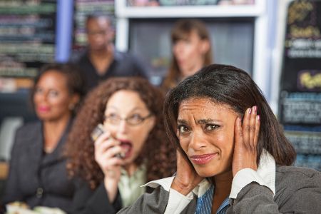 lautes telefonieren im Restaurant