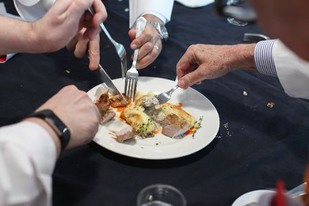 Essen vom fremden Teller nehmen