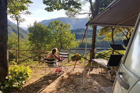 Panorama, Stellplatz, Frau im Campingstuhl, Caravan, Natur