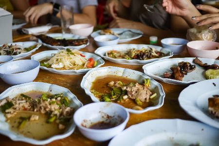 Essen verschwenden/ zu viele Teller